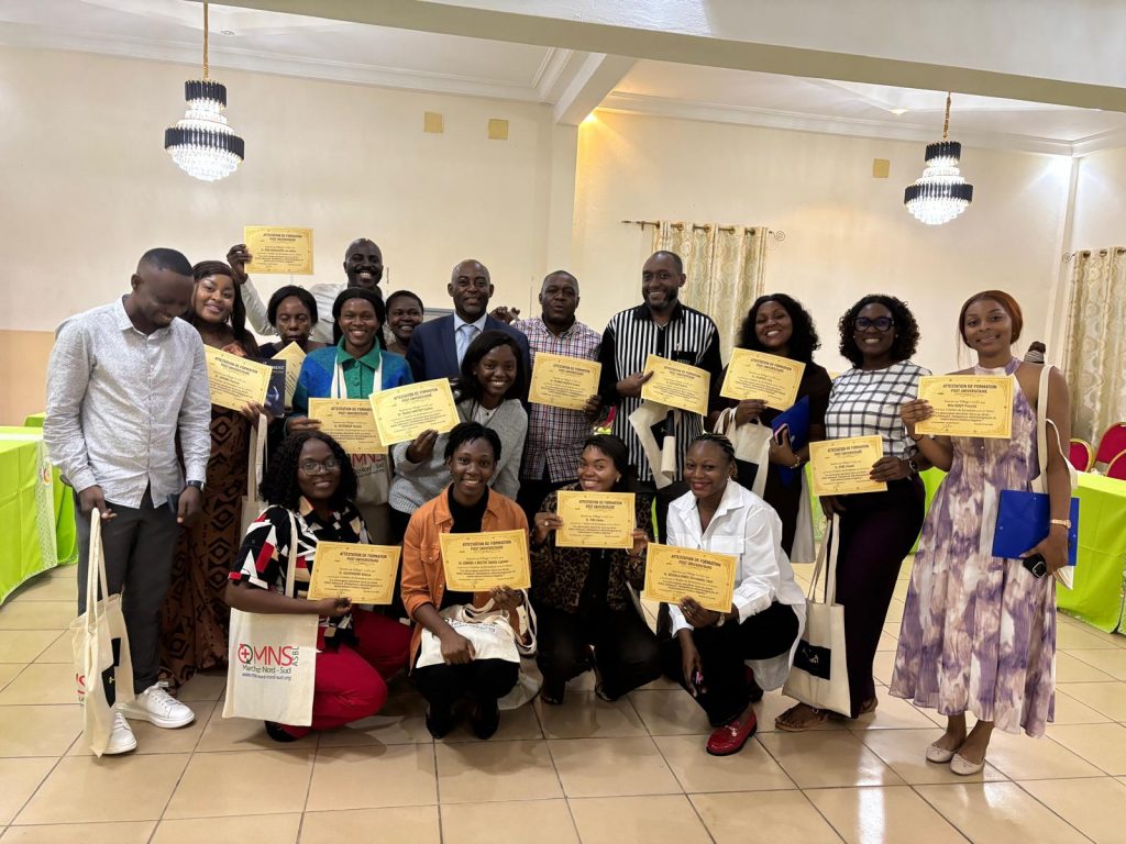 Photo de famille avec les participants et leur attestation post formation.
